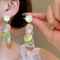 Primo piano di orecchini pendenti con dischi in resina colorata indossati da modella - 3# Perno in Argento - Bianco - Giallo - Rosa - Tondo