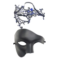 Dettaglio della maschera in metallo nero tagliata al laser con strass blu e mezza maschera - Set (Nero Blu Traforato + Nero Satinato Mezza Faccia)