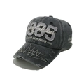 Detailansicht der 1985 Stickerei und des abgenutzten Schirms an der grauen Baseballkappe - M (56-58cm) / Schwarz