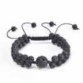 Primer plano de pulsera de doble hilera de piedra volcánica negra con cordón ajustable - Pulsera de Piedra de Lava