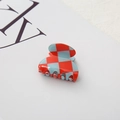 Nahaufnahme der kleinen Haarklammer mit Karomuster in Rot und Hellblau mit Glanzeffekt - Rot Großes Schachbrettmuster Kleiner Rundkopf 3,5 cm