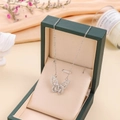Collar con colgante de mariposa de acero de titanio en una caja de regalo verde de lujo - Plateado