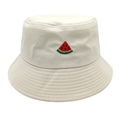 Detailopname van de watermeloenborduursels en stiksels op de ivoren katoenen vissershoed - Beige