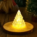 Makroaufnahme des kristallgeschliffenen Weihnachtsbaum-Nachtlichts auf Holzsockel - Klein (5*6cm)