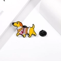 Broche en émail d'un teckel portant un pull coloré avec fermoir en caoutchouc noir - Style Teckel Jaune avec Pull à Motifs Colorés (CZ0712-4)