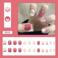 Detail van roze geruite kunstnagels met hartpatronen en golvende kunststijl - Hart Ruitjes Stijl (R555)