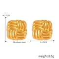 Dettaglio di orecchini quadrati in titanio placcati oro 18k con trama intrecciata vintage - Stile Quadrato Cavo (20mm) / Oro