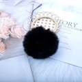 Chouchou chic en peluche noire imitation fourrure de lapin sur fond esthétique - Noir
