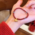 Detailansicht eines roten Achat-Perlenarmbands mit goldenem Flaschenkürbis-Anhänger - Türkis-Abstandshalter Kürbis Stil (15#)