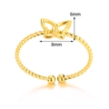 Detail van gedraaide gouden armband met vlinder-hartmotief en afmetingen van 6 mm bij 8 mm - Vlinder (JZ6029) / Goud