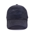 Detalle de gorra negra con perlas negras incrustadas y parte posterior de rejilla - Ajustable / Negro
