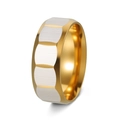 Dettaglio anello bicolore oro e argento in acciaio con moduli rettangolari spazzolati - US 6 / Oro