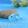 Mini statuina delfino in resina blu di 2,6 cm x 1,6 cm su sabbia blu decorativa - Blu