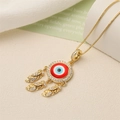 Dettaglio di una collana acchiappasogni dorata con pendente malocchio e piume di zircone - Oro-Occhio Rosso