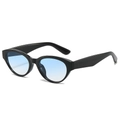 Occhiali da sole cat-eye neri classici con lenti sfumate azzurre in uno stile retrò moderno - Montatura Nera Lenti Blu
