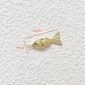 14k vergoldeter Koi-Fisch-Anhänger mit grünem Edelsteinauge und Maßen, 22x9mm - Gold / Grünes Auge / Klein