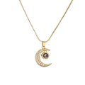 Goldene Mond-Halskette mit Zirkon-Steinen und Projektionsstein auf weißem Grund - Halbmond Projektion