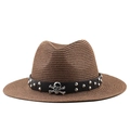 Detalle de sombrero de paja marrón con banda de cuero negro y remaches de calavera - M (56-58cm) / Marrón