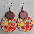 Handgefertigte Ohrhänger aus Holz und Acryl mit eingebetteten herbstlichen Ahornblättern - Ahornblattdruck
