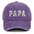 Dettaglio del berretto in cotone lavato viola con ricamo PAPA a tema pesca sportiva - Regolabile / Viola
