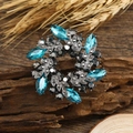 Spilla a fiore con strass blu e foglie di metallo su superficie in legno - Stile Bauhinia Celeste (3.6cm)