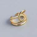 Nahaufnahme eines goldenen mehrlagigen Rings mit abstrakter Zahl Sechs und offener Schiene - 925er Silber / Gold