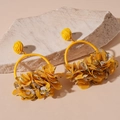 Detalle de pendientes de flores de tela amarilla sobre un pedestal de piedra blanca - Gota Geométrica De Flor Amarilla / Amarillo