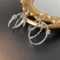 Elegante silberfarbene dreilagige geometrische Creolen mit Zirkon-Kristallen - Silber