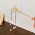 Forcina in stile antico con mughetto bianco e nappe a catena di perle eleganti - Bastoncino per capelli con nappa dorata a campana FN1944 (stile corto)