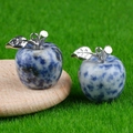 Mini ciondolo a forma di mela in pietra blu e bianca con foglia e gambo in argento - Sodalite