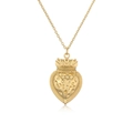 Detalle del colgante de corazón dorado con corona y circón en una cadena fina - Corazón en relieve con textura de corona