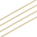 Dettaglio ravvicinato di catene a maglia cubana dorate in acciaio inossidabile su bianco - Catena a Maglie in Oro / 45cm+5cm