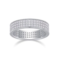 Makroaufnahme der S925-Silberoberfläche mit Pavé-Fassung aus funkelnden Moissanit-Steinen - US 7 / Full Pave Transparenter Strass-Stil (R13834) mit GRA-Zertifikat / Silber