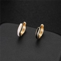 Minimalistische 14K vergoldete Creolen mit Emaille in Schwarz und Weiß auf Leder - M / 14K Gold Weiß