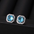 Vierkante halo-oorsteken met een helderblauwe steen en zilverkleurige zetting - Aquamarijn