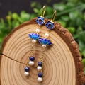 Pendientes de loto de cloisonné hechos a mano con perlas blancas y cuentas de lapislázuli - Pendiente de Hoja de Loto de Flor Pequeña
