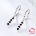 Dettaglio macro di orecchini in argento sterling con quattro zirconi neri verticali - Argento/Nero