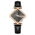 Détail du boîtier carré or rose avec cadran noir facetté et bracelet en cuir - Montre Noire