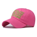 Nahaufnahme der rosa Baumwollkappe mit grüner Bestickung inspirierender Zitate - Verstellbar / Rosarot