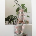 Dettaglio di perline a farfalla rosa trasparenti e perle bianche su cordino per cellulare - Farfalla Rosa