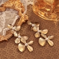 Vintage gouden hangende oorbellen met drie lagen bloemen en parels voor dames - Gouden drievoudige bloem parel oorbellen
