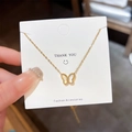 Elegante gouden vlinderketting met witte parelmoer inleg en een fijne ketting - Parelmoer Vlinder / Goud