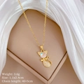 Detail van kattenketting met maansteen en zirkonia op een zachte zijden ondergrond - Gouden Kat Hanger Stijl (A506)