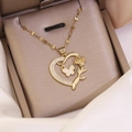 Makroaufnahme der goldenen Herz-Halskette mit Opal-Schmetterling und Rose in Schmuckbox - 2# Weißer Schmetterling