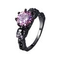 Dettaglio anello teschio gotico con gemma rosa e occhi viola su fascia nera opaca - US 7 / Rosa