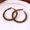 Macro di grandi orecchini leopardati con trama floccata su vassoio in ceramica bianca - Perno in Argento Sterling 925-Leopardo Marrone-Tondo