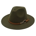Détail du chapeau fedora en laine vert foncé avec ceinture en cuir brun et boucle dorée - Vert Militaire