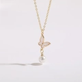 Détail du pendentif papillon plaqué or 14K avec texture de nacre et perle blanche - Style Papillon Perle (XL2124-2)