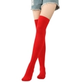 Gros plan de chaussettes hautes rouges tricotées montrant la texture et la coupe slim - Rouge