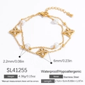 Pulsera de doble capa en acero bañado en oro 18k con trébol y perlas blancas - Pulsera de Doble Capa con Flor de 4 Pétalos y Perla Artificial (SL41255)